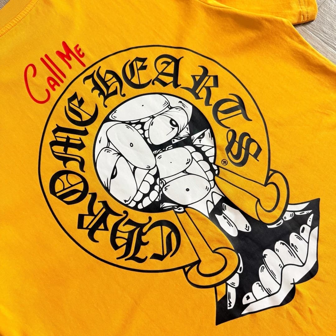 Принт на спине жёлтой футболки Chrome Hearts