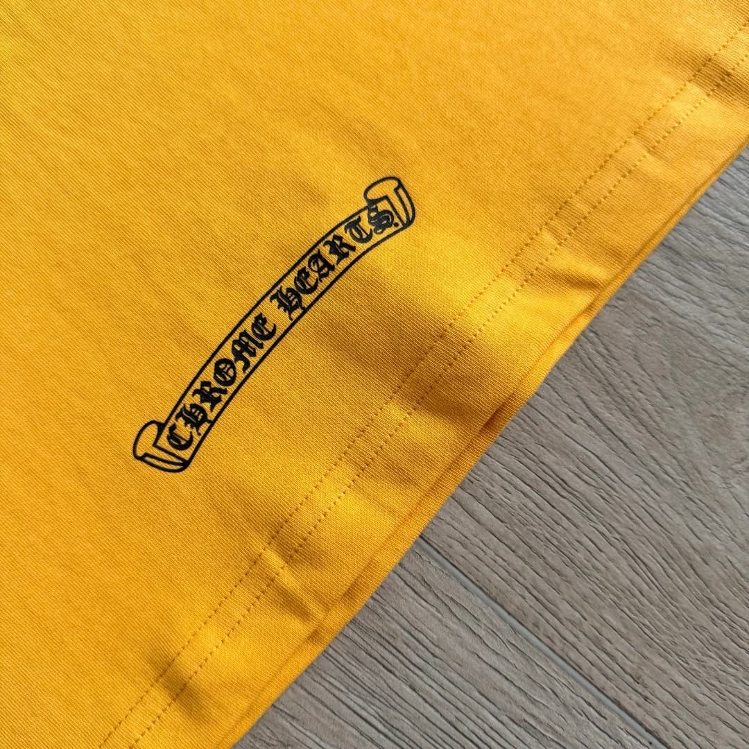 Деталь шва жёлтой футболки Chrome Hearts