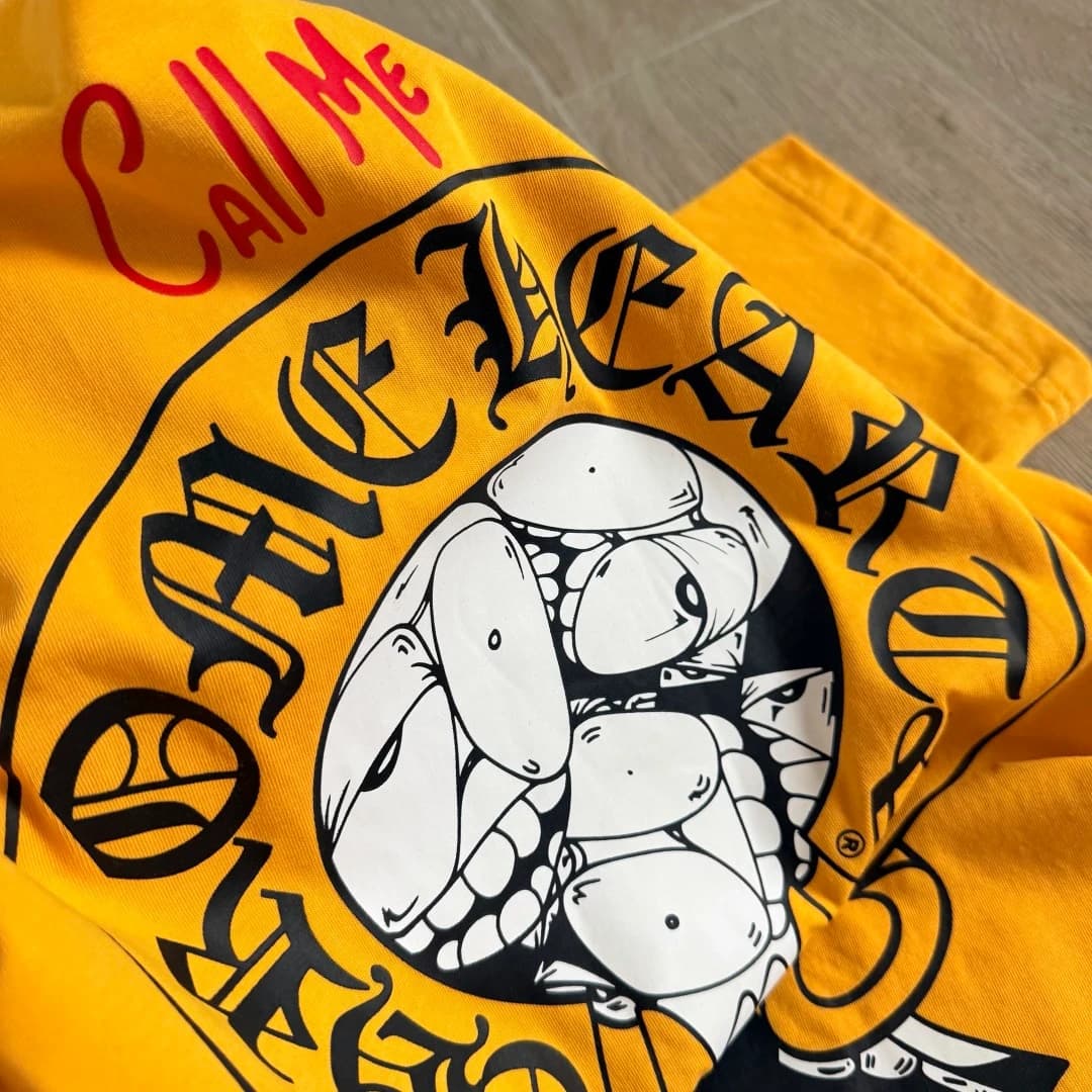 Деталь принта на спине жёлтой футболки Chrome Hearts