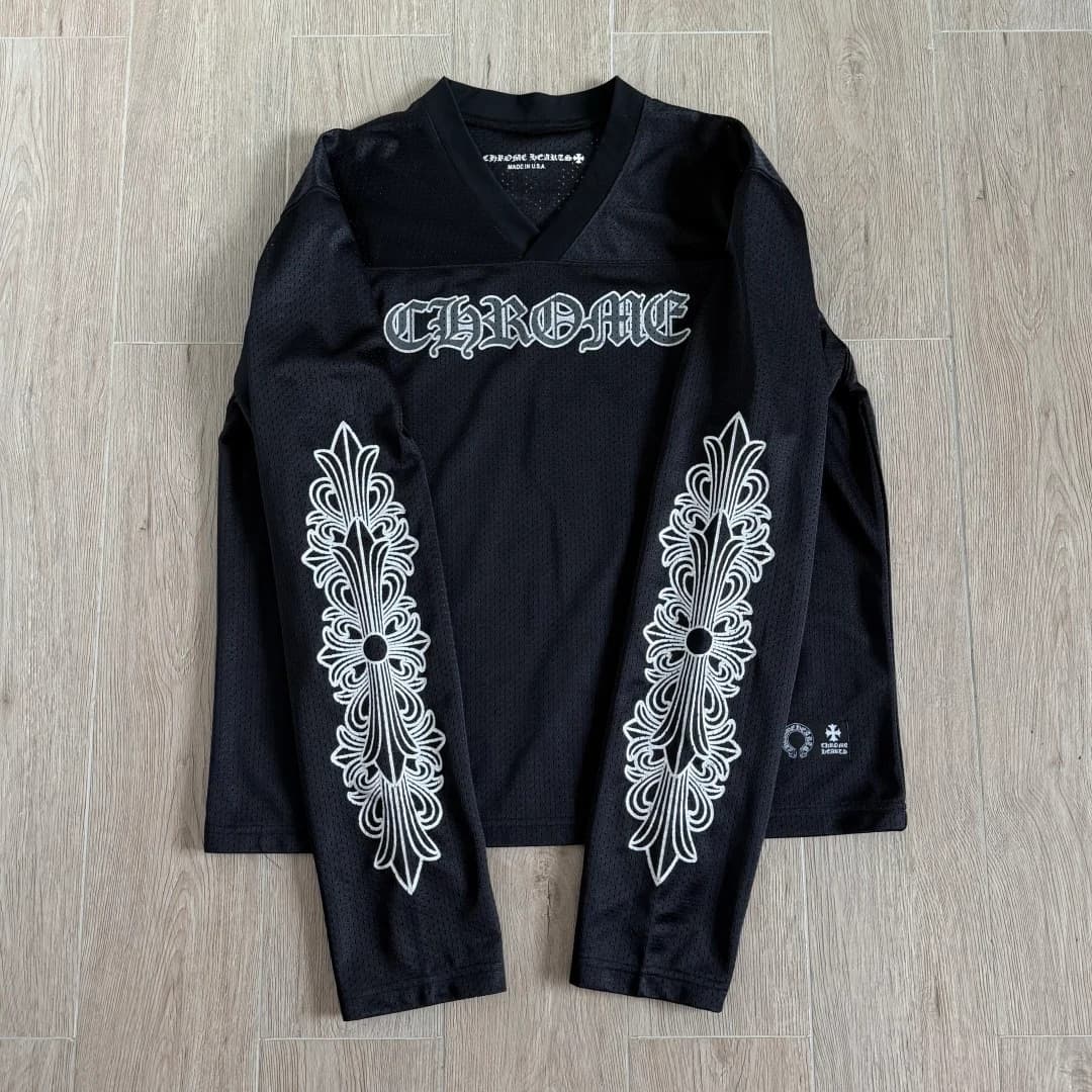 Черный лонгслив Chrome Hearts с серебристыми принтами на рукавах, вид спереди