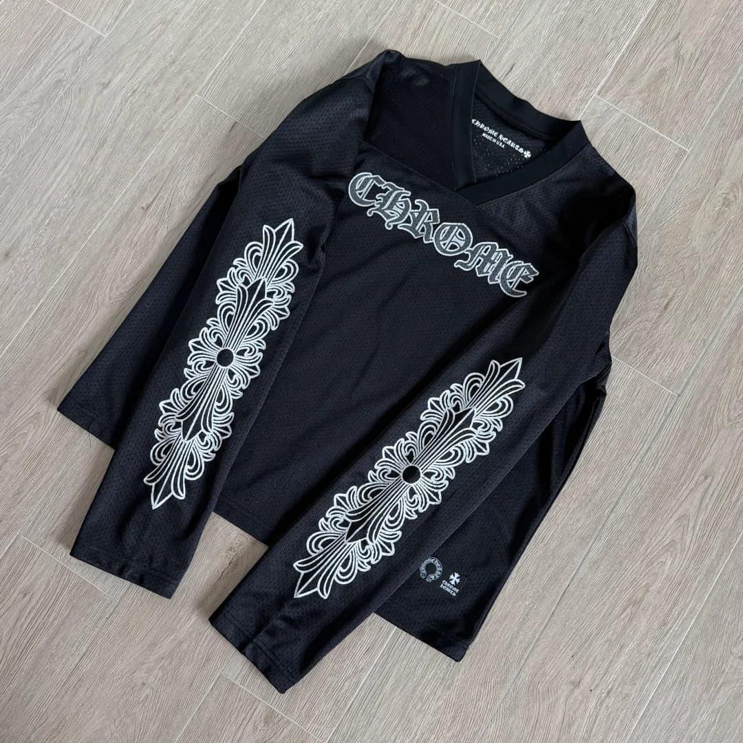 Черный лонгслив Chrome Hearts в стиле хоккейного джерси, вид спереди под углом