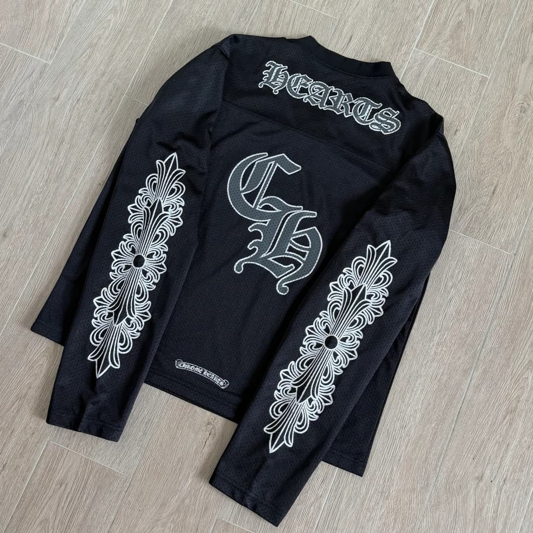Черный лонгслив Chrome Hearts с монограммой CH на спине, вид сзади под углом