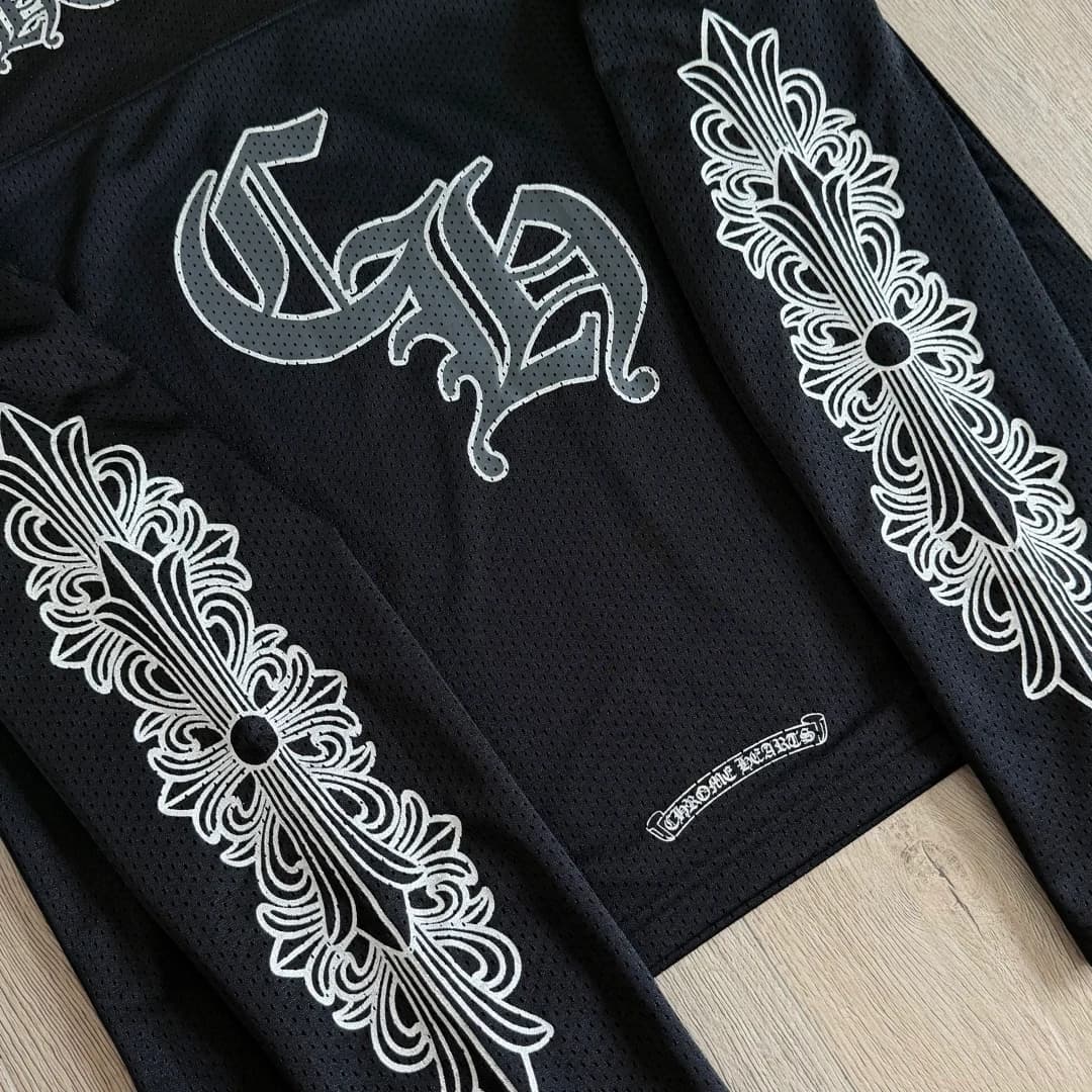 Крупный план спинки черного лонгслива Chrome Hearts с монограммой CH