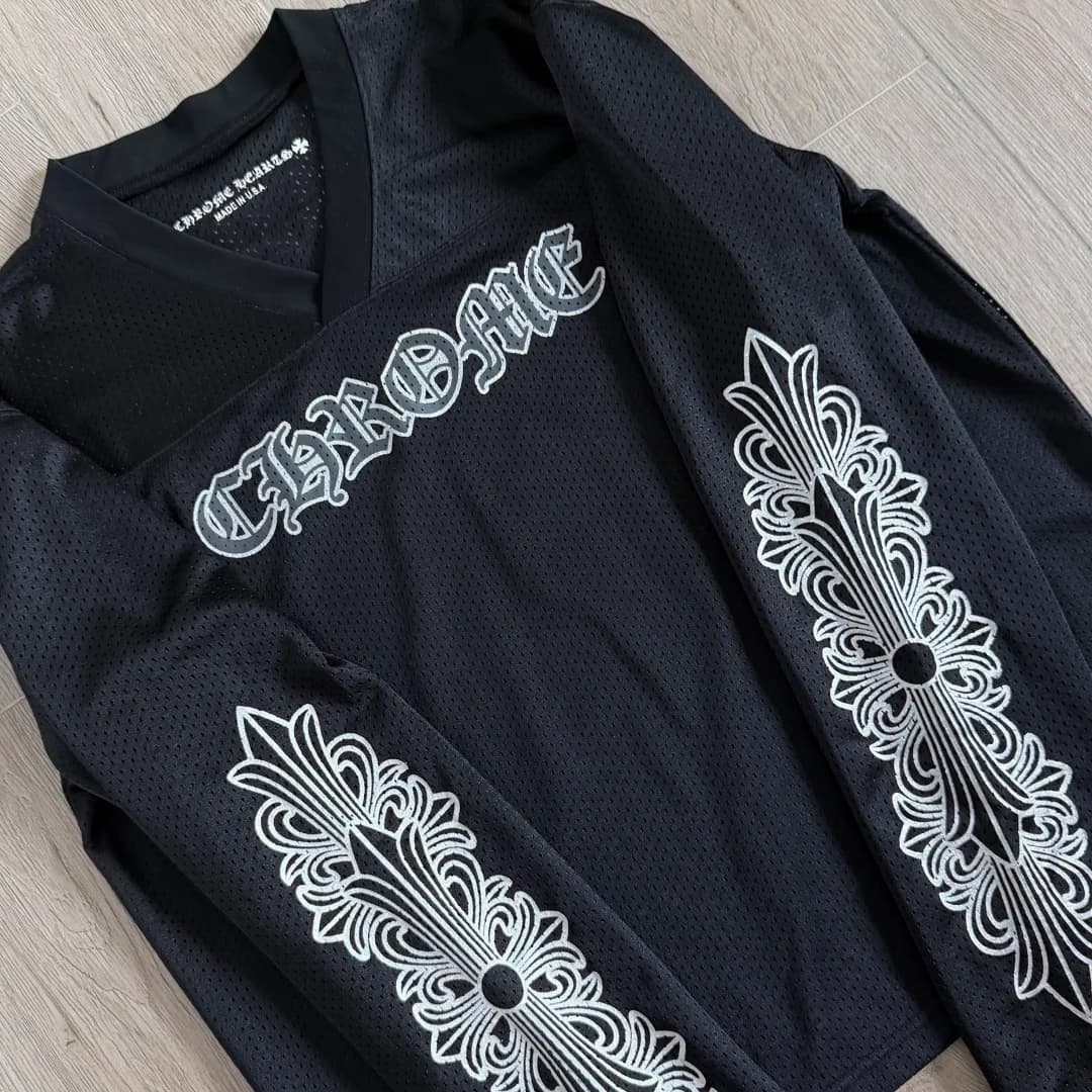 Крупный план передней части черного лонгслива Chrome Hearts с надписью Chrome