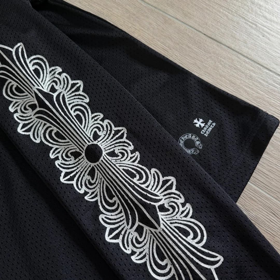 Деталь рукава черного лонгслива Chrome Hearts с готическим принтом и логотипом