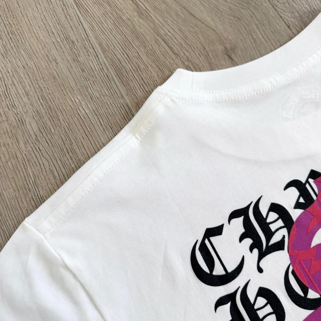 Круглый вырез горловины белой футболки Chrome Hearts