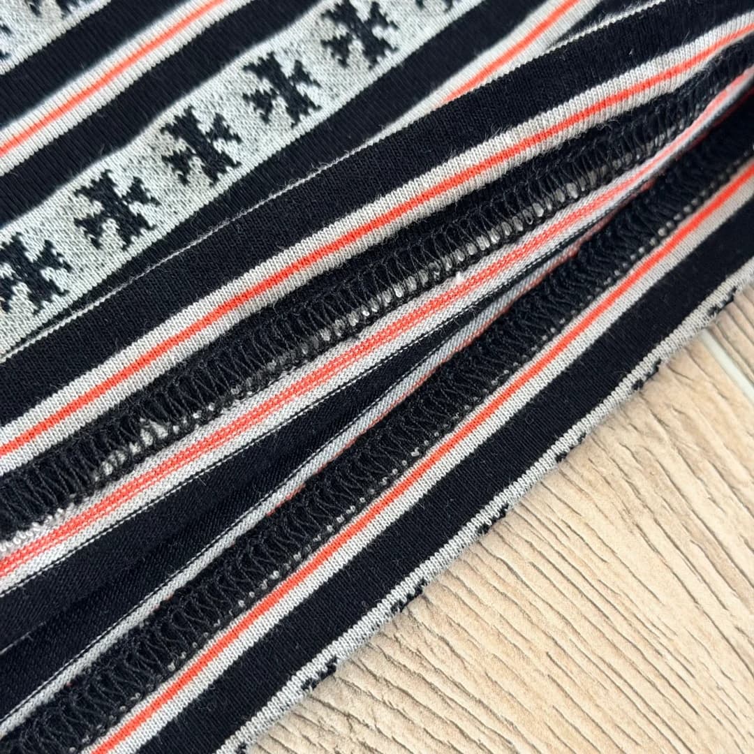 Швы и текстура трикотажного полотна футболки Chrome Hearts