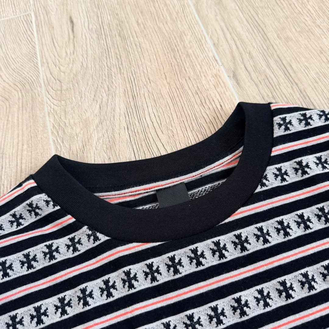 Круглый вырез горловины укороченной футболки Chrome Hearts крупным планом