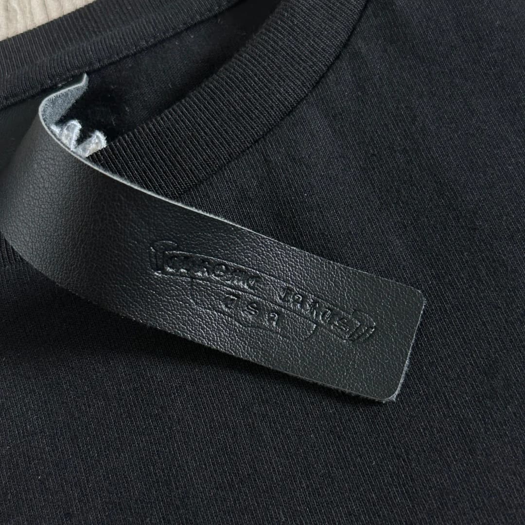 Кожаная бирка на воротнике черной футболки Chrome Hearts