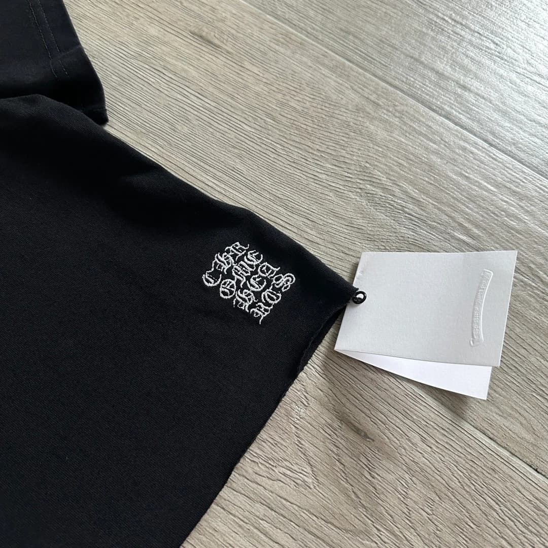 Вышитый логотип на нижней кромке черной футболки Chrome Hearts
