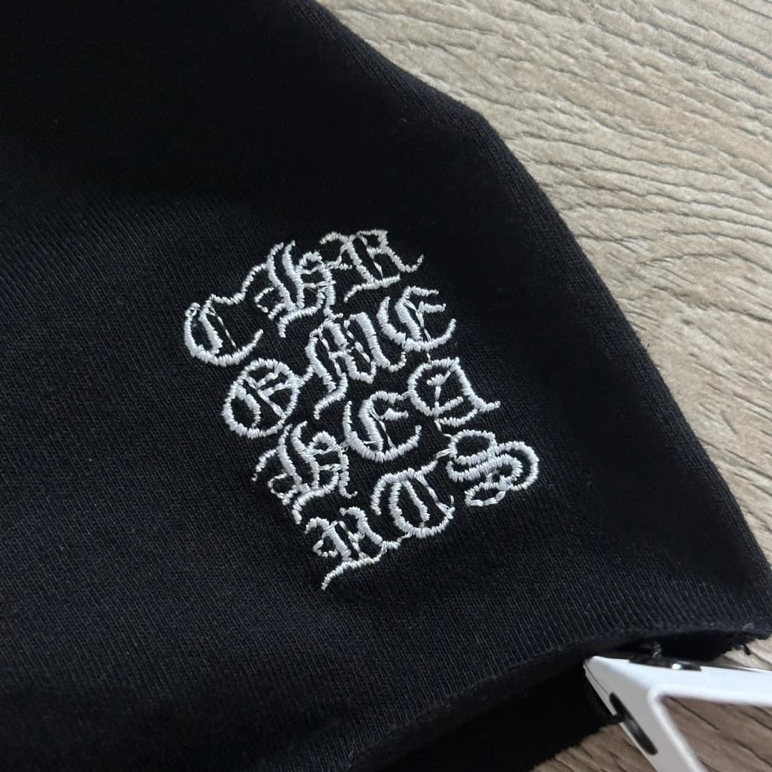Деталь вышитого логотипа на черной футболке Chrome Hearts