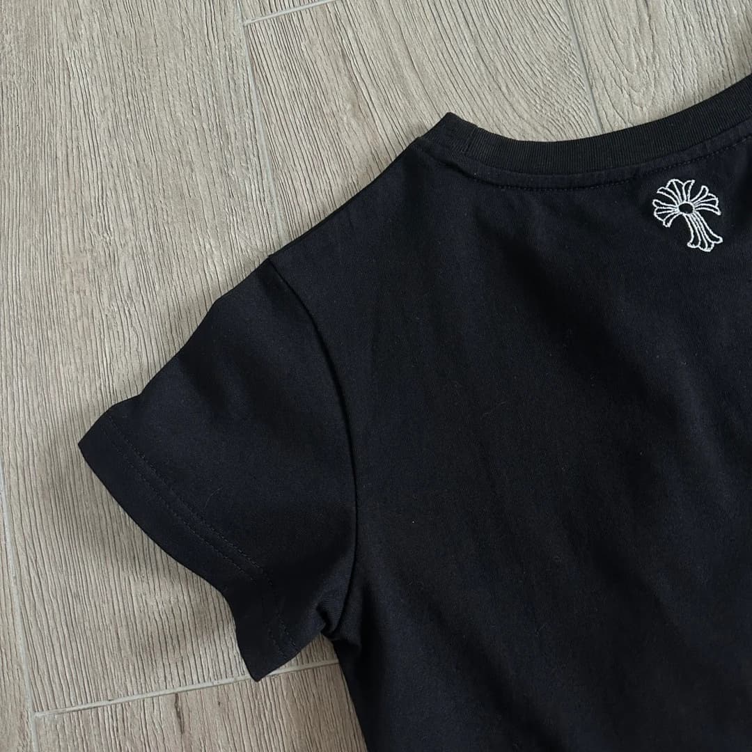 Вышивка креста на задней части воротника черной футболки Chrome Hearts