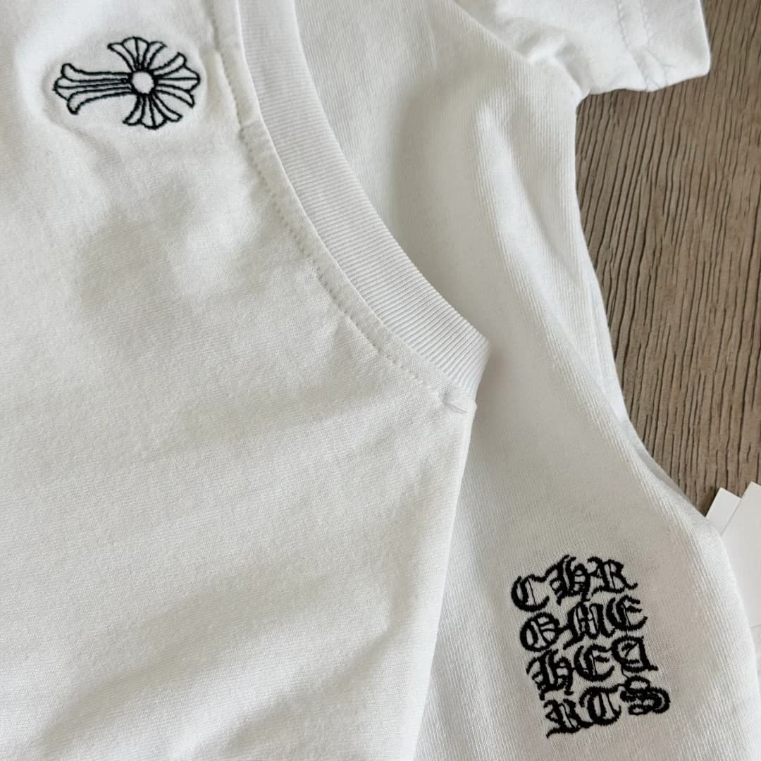 Вид сбоку белой футболки Chrome Hearts с вышивкой