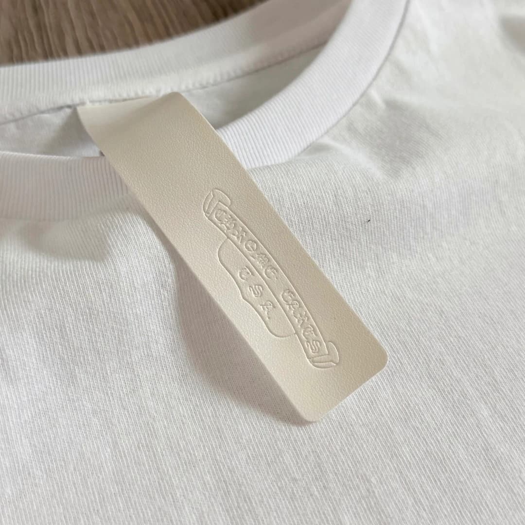 Кожаная бирка на воротнике белой футболки Chrome Hearts