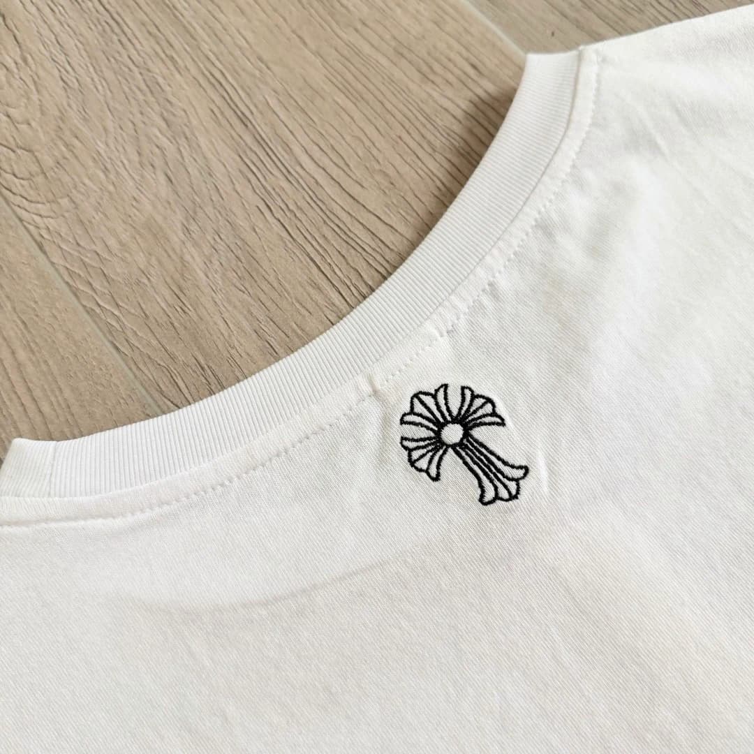 Вышивка креста на задней части воротника белой футболки Chrome Hearts