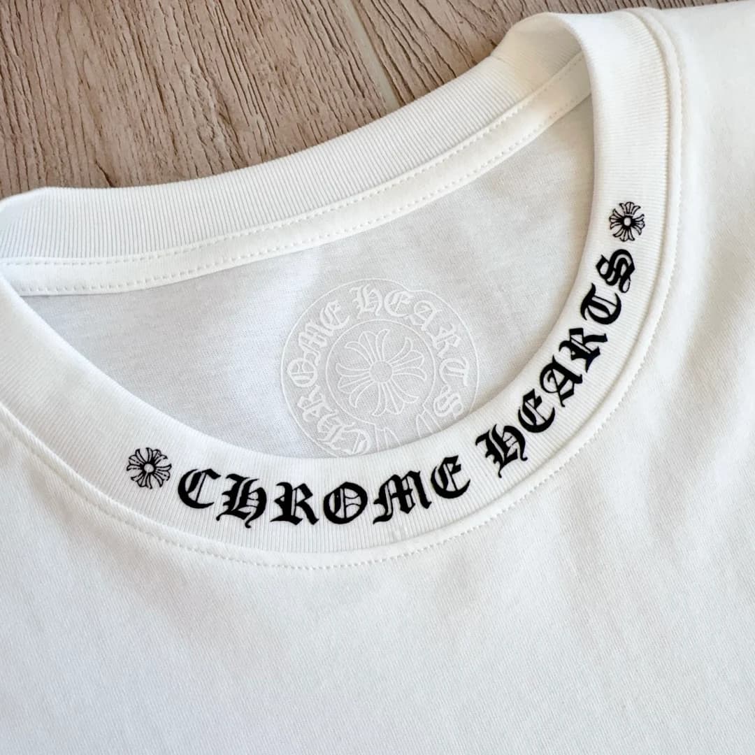 Деталь воротника белого лонгслива Chrome Hearts с принтом