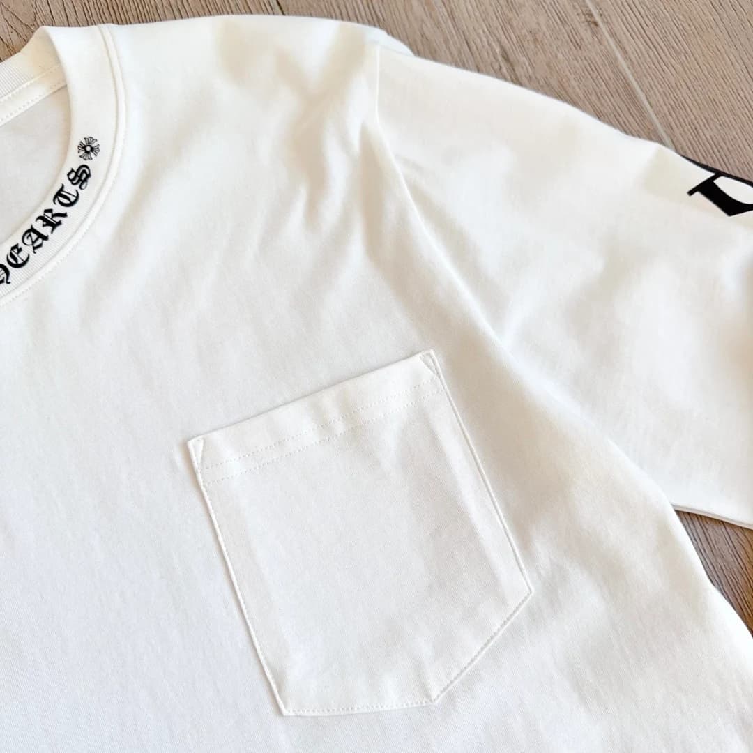 Накладной карман на белом лонгсливе Chrome Hearts