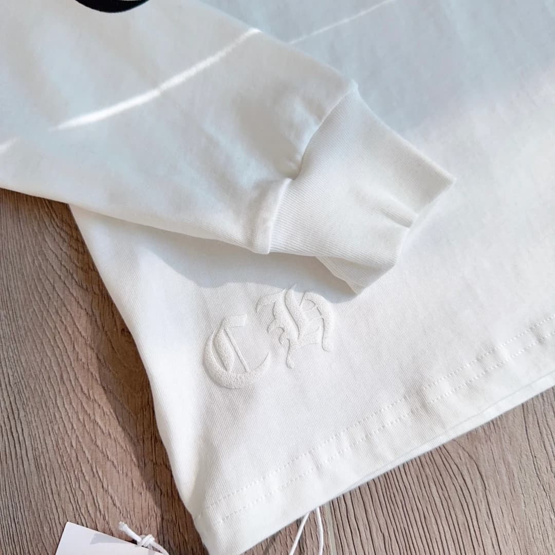 Вышивка логотипа в тон на белом лонгсливе Chrome Hearts