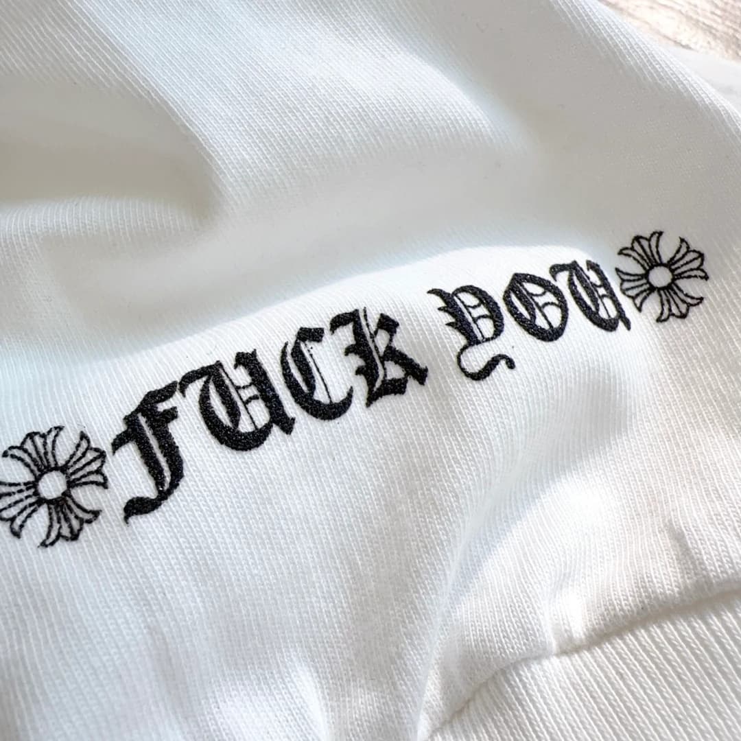 Деталь манжета белого лонгслива Chrome Hearts с надписью