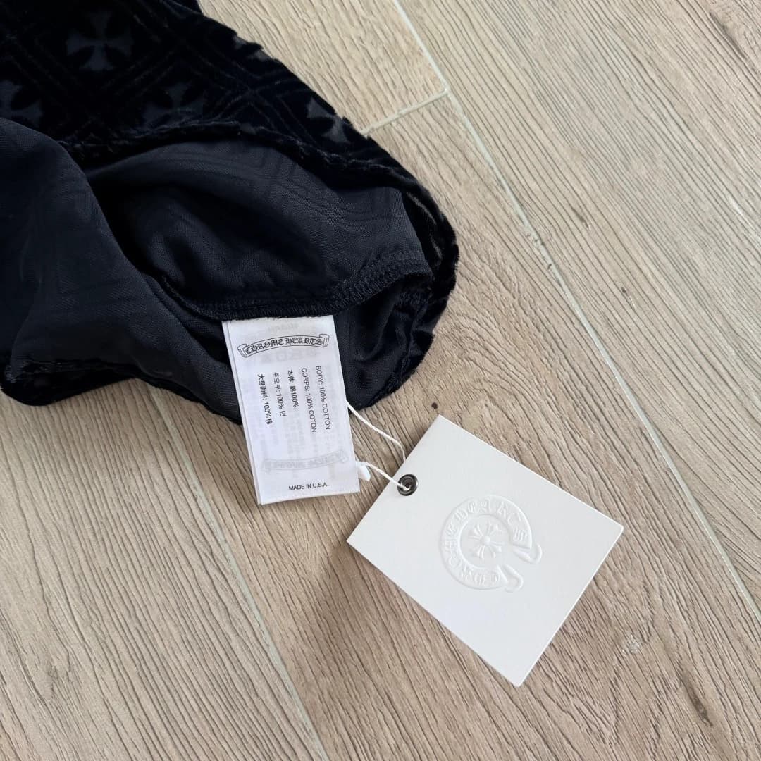 Бирки и ярлыки на топе Chrome Hearts