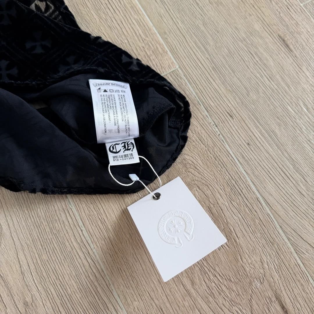 Фирменная бирка Chrome Hearts крупным планом