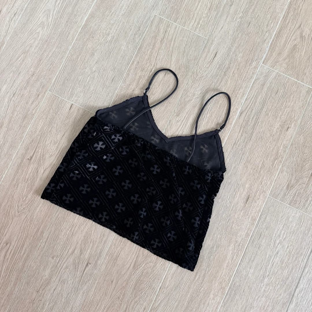 Черный бархатный топ Chrome Hearts с узором из крестов, вид сзади под углом