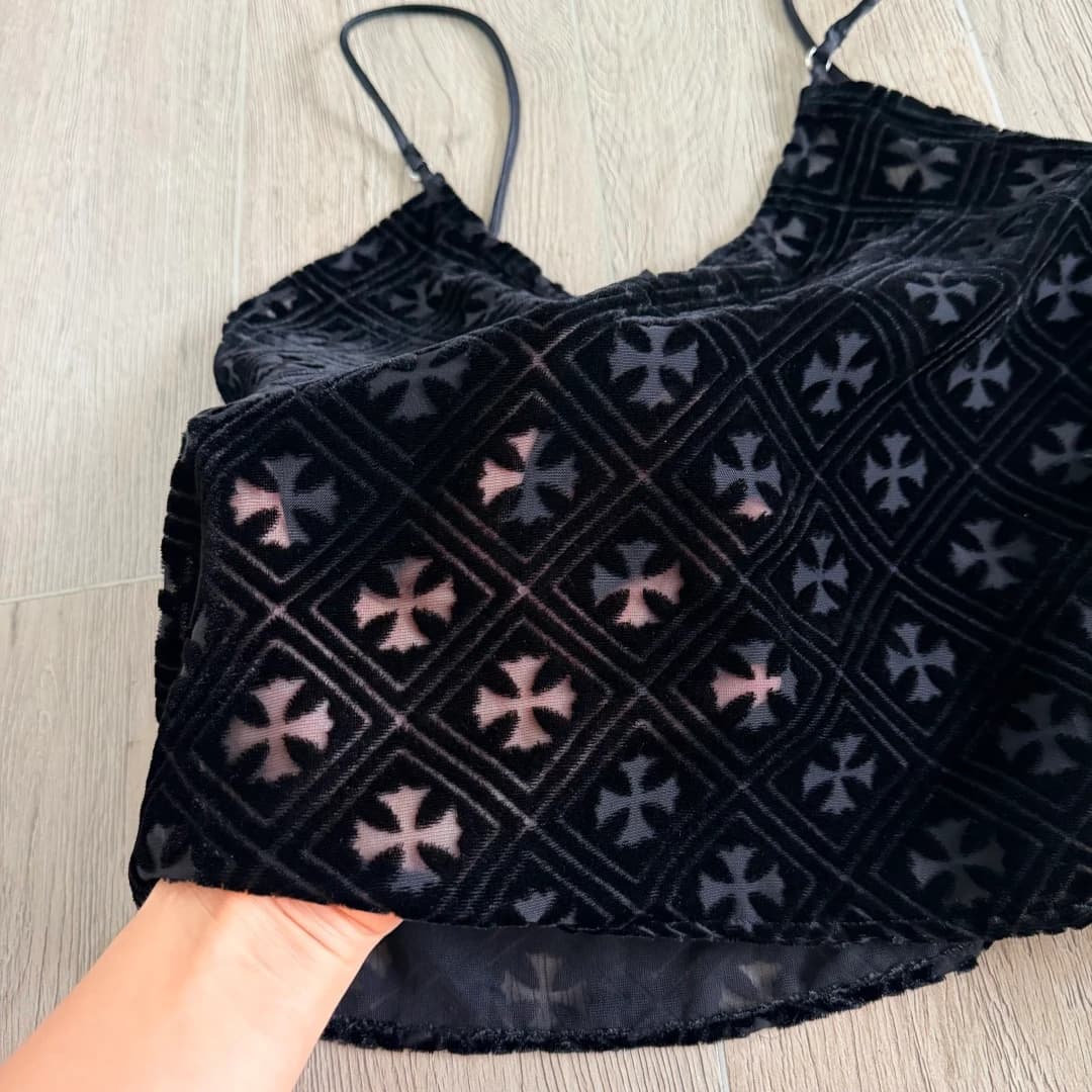 Полупрозрачные кресты на бархатном топе Chrome Hearts крупным планом