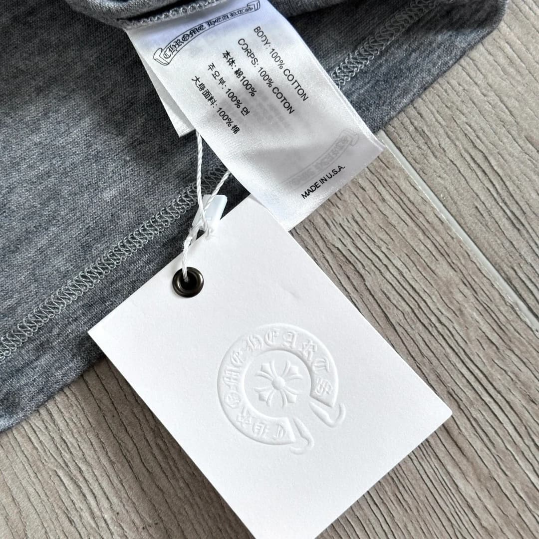 Бирка светло-серой футболки Chrome Hearts