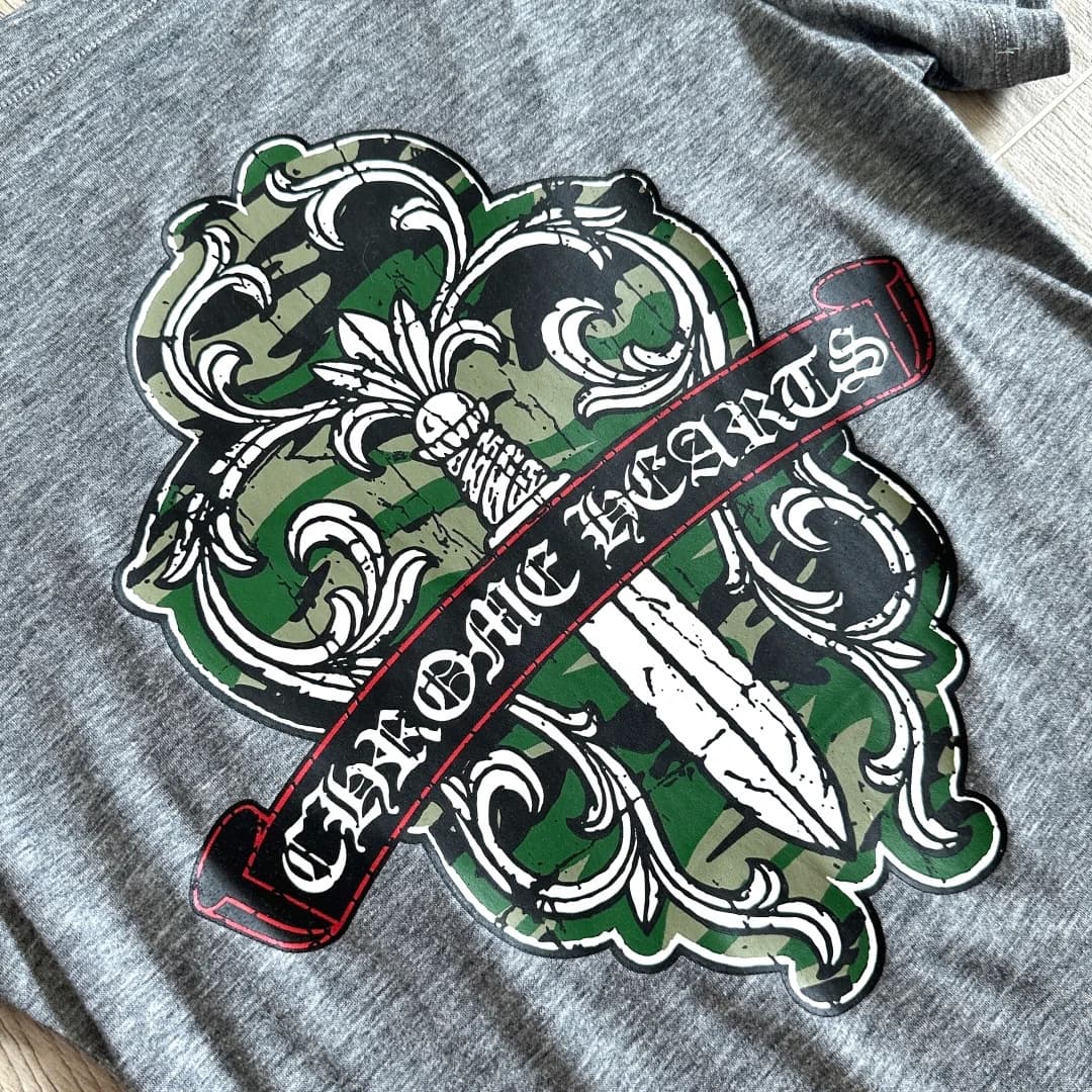 Принт на спине светло-серой футболки Chrome Hearts