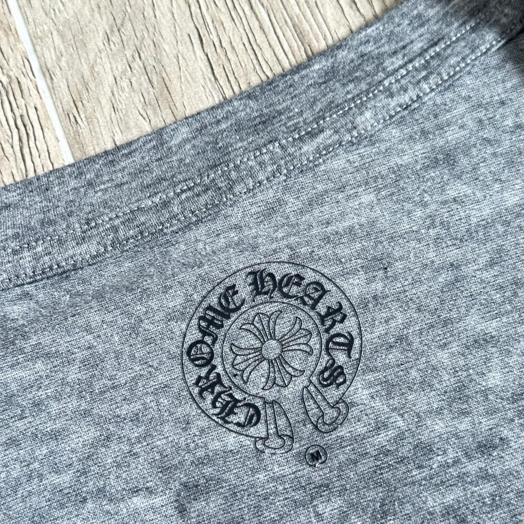Внутренний принт на горловине светло-серой футболки Chrome Hearts