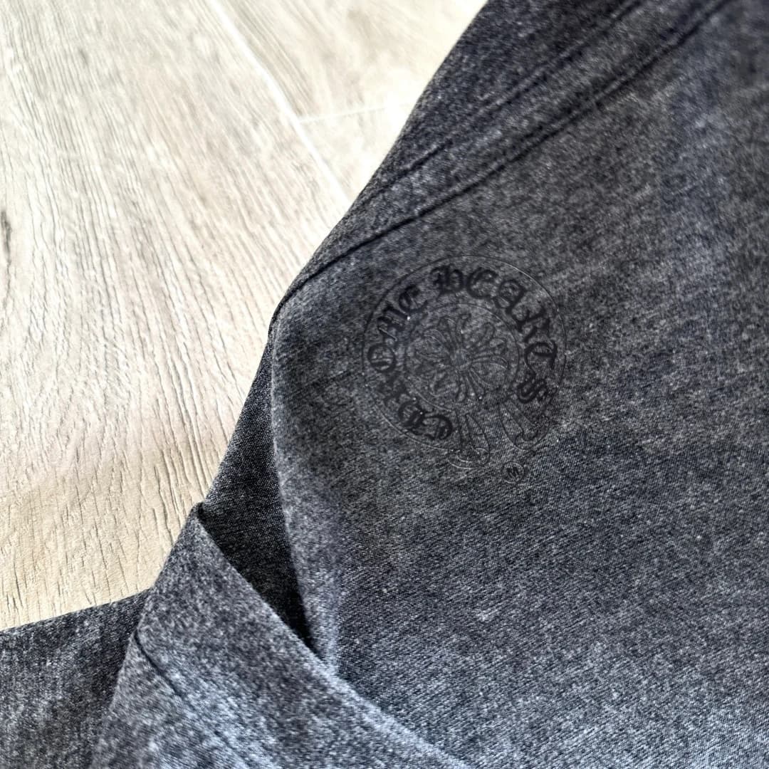 Деталь рукава темно-серой футболки Chrome Hearts