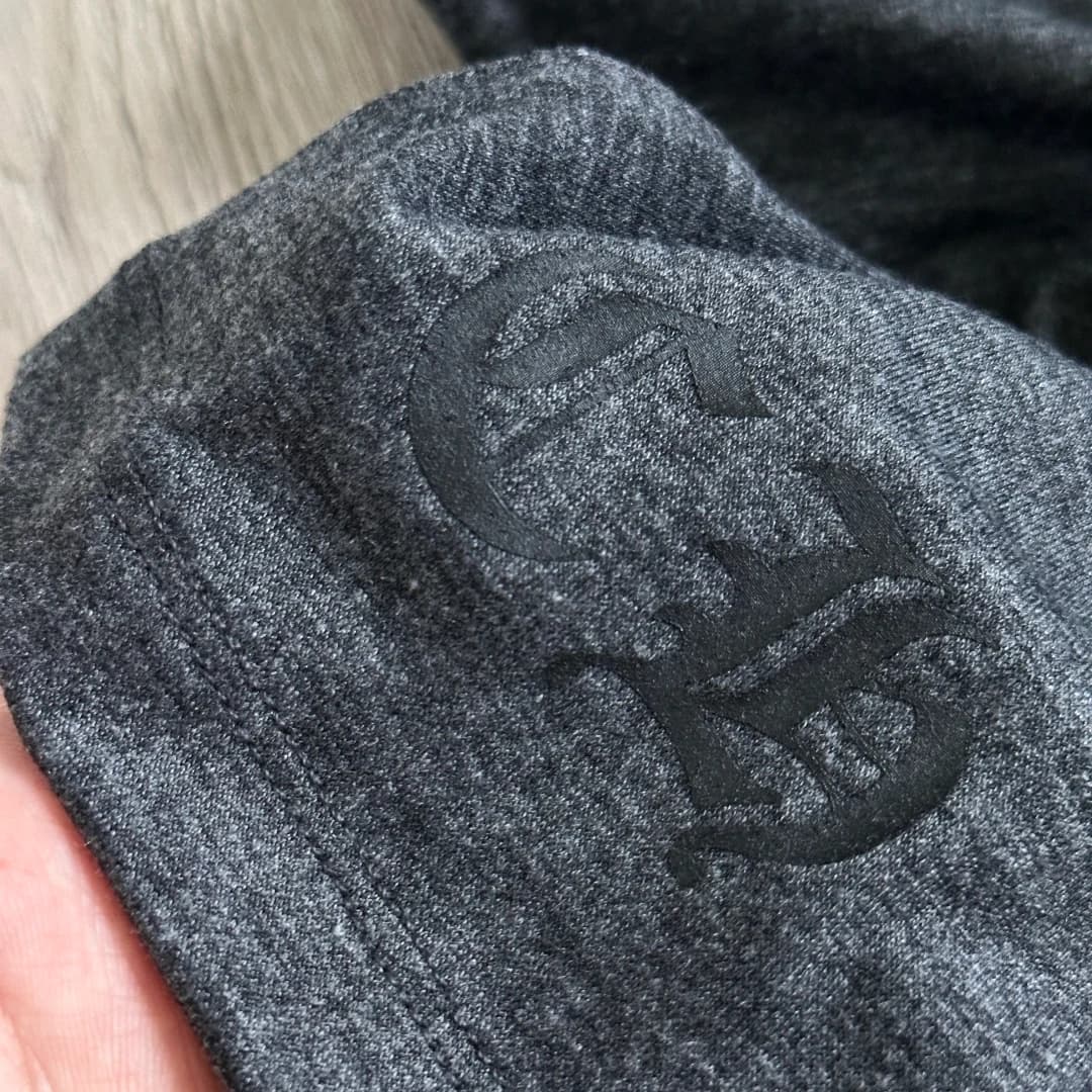 Деталь рукава темно-серой футболки Chrome Hearts