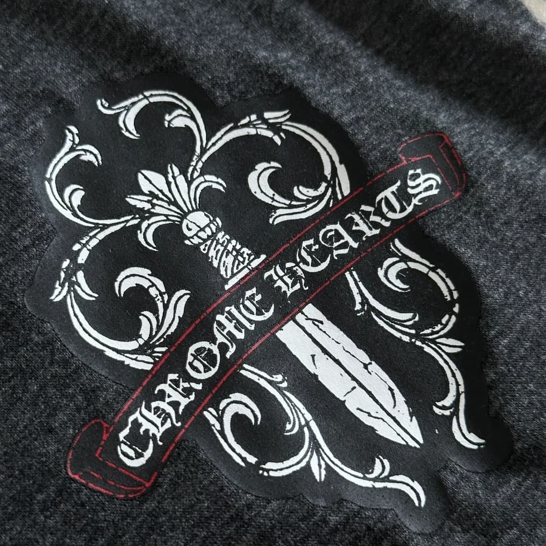 Деталь принта на груди темно-серой футболки Chrome Hearts
