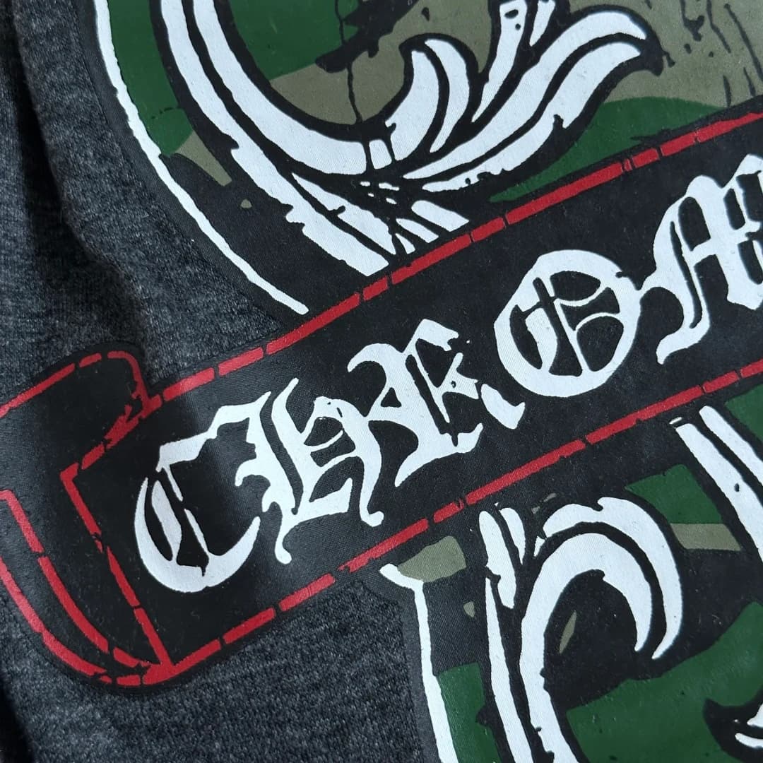 Деталь принта с логотипом на темно-серой футболке Chrome Hearts