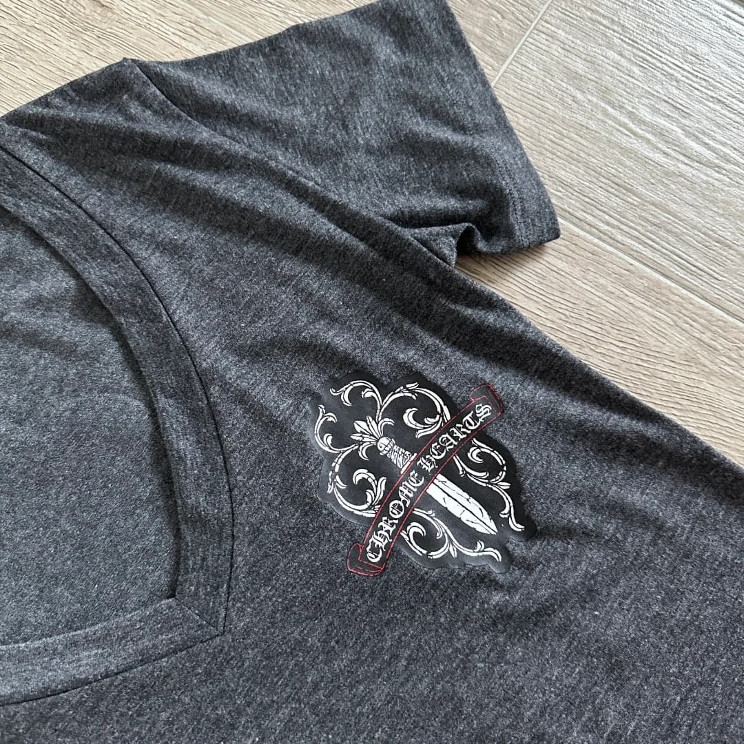 V-образный вырез и принт на груди темно-серой футболки Chrome Hearts