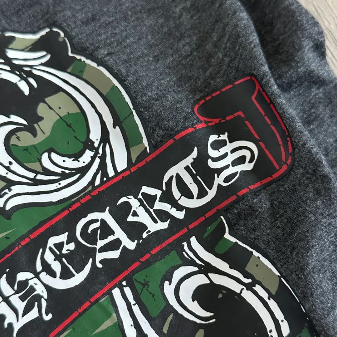 Деталь камуфляжного принта на темно-серой футболке Chrome Hearts