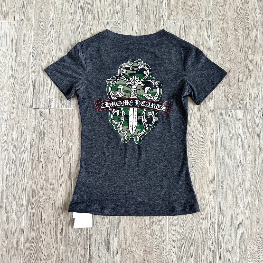 Темно-серая женская футболка Chrome Hearts с V-образным вырезом, вид сзади