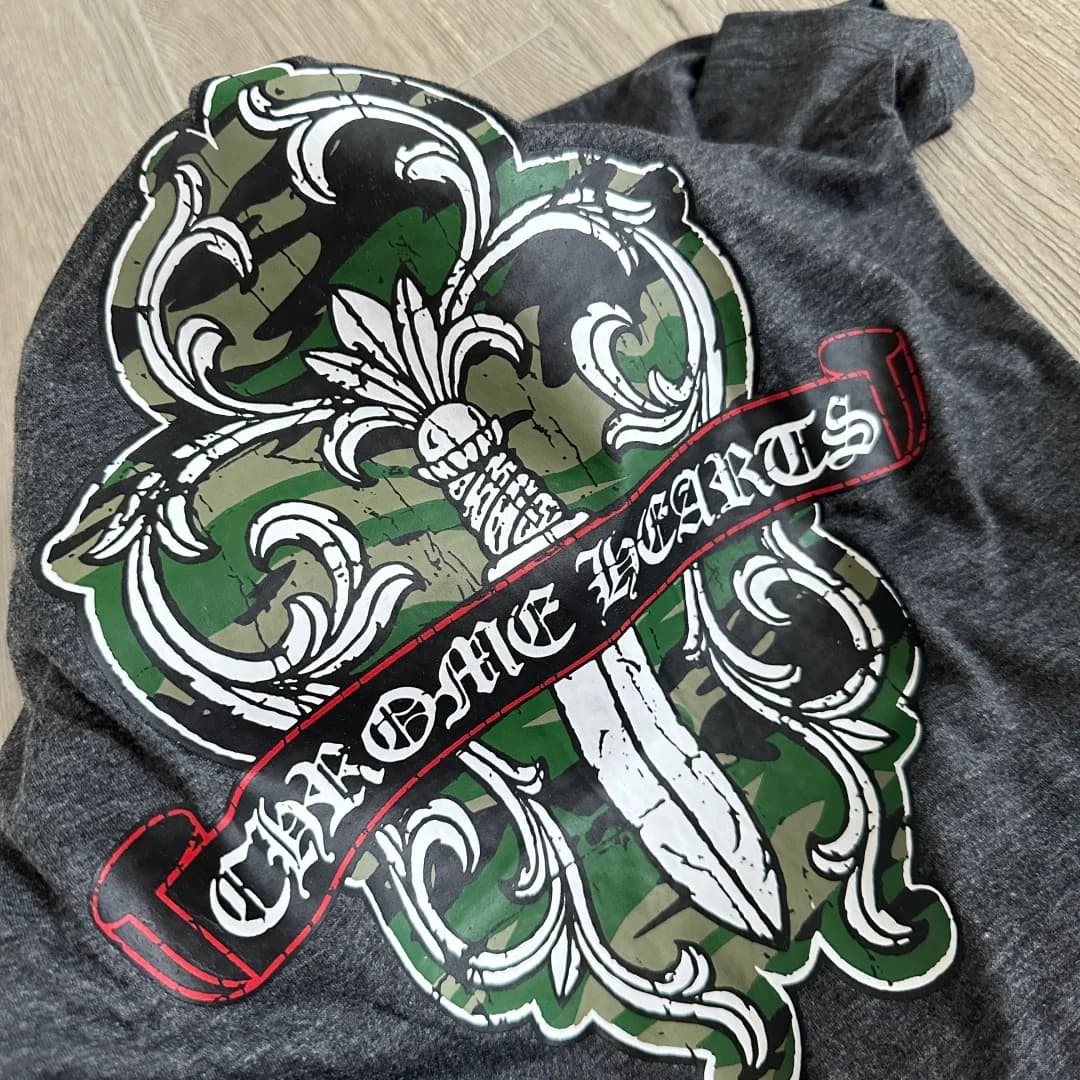 Принт на спине темно-серой футболки Chrome Hearts
