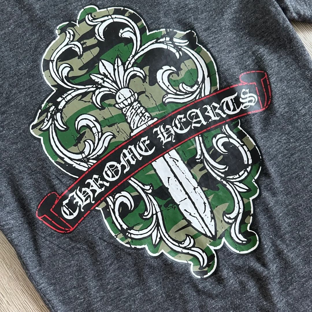 Принт на спине темно-серой футболки Chrome Hearts