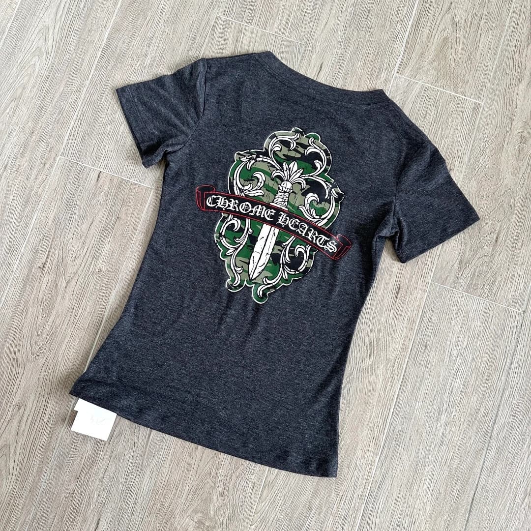 Темно-серая женская футболка Chrome Hearts с V-образным вырезом сзади под углом