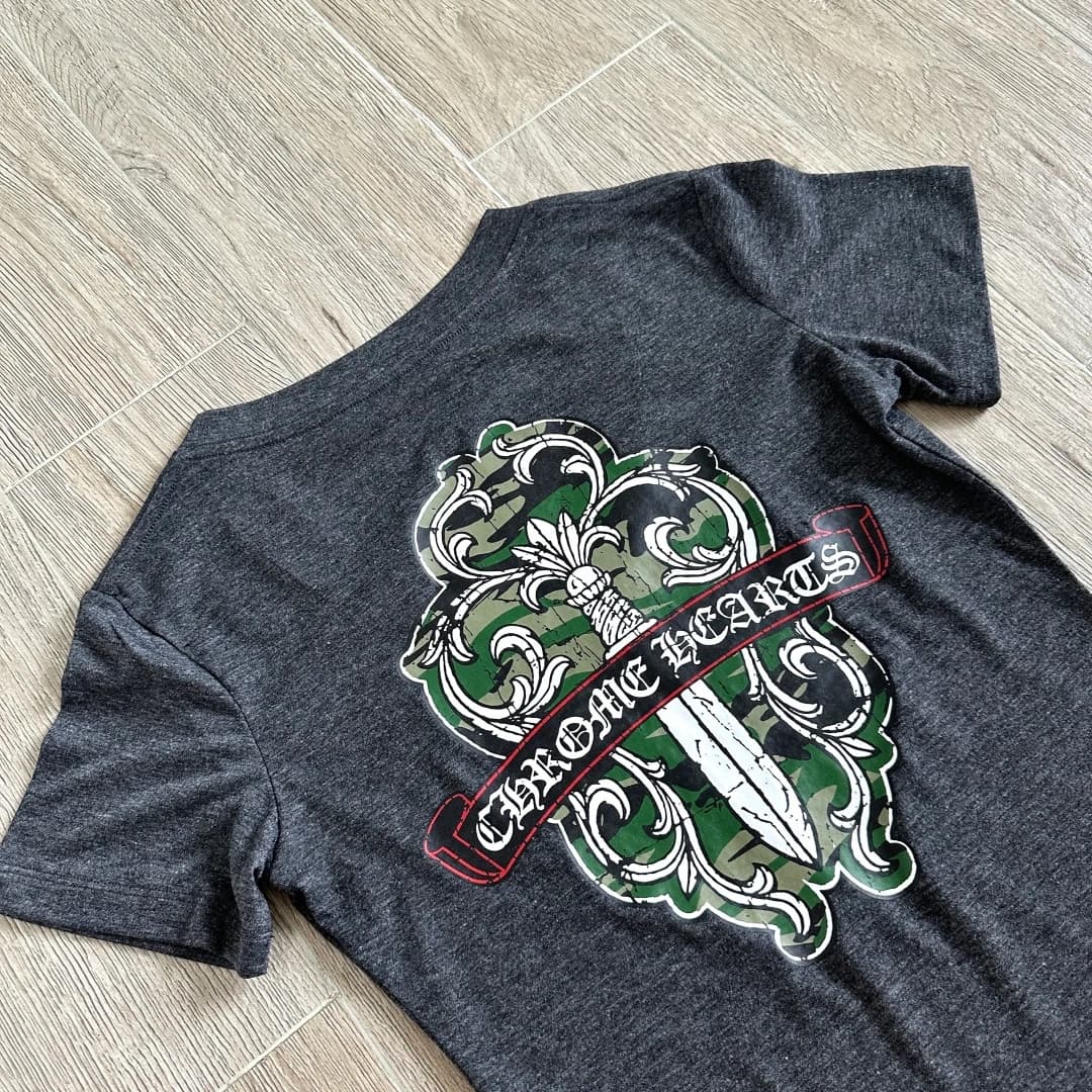 Темно-серая женская футболка Chrome Hearts с V-образным вырезом, вид сзади на плоскости