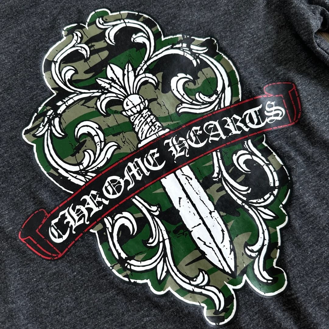 Деталь принта с мечом на темно-серой футболке Chrome Hearts