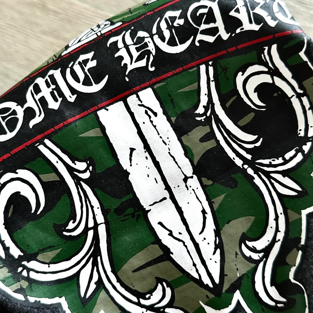 Деталь камуфляжного принта на темно-серой футболке Chrome Hearts