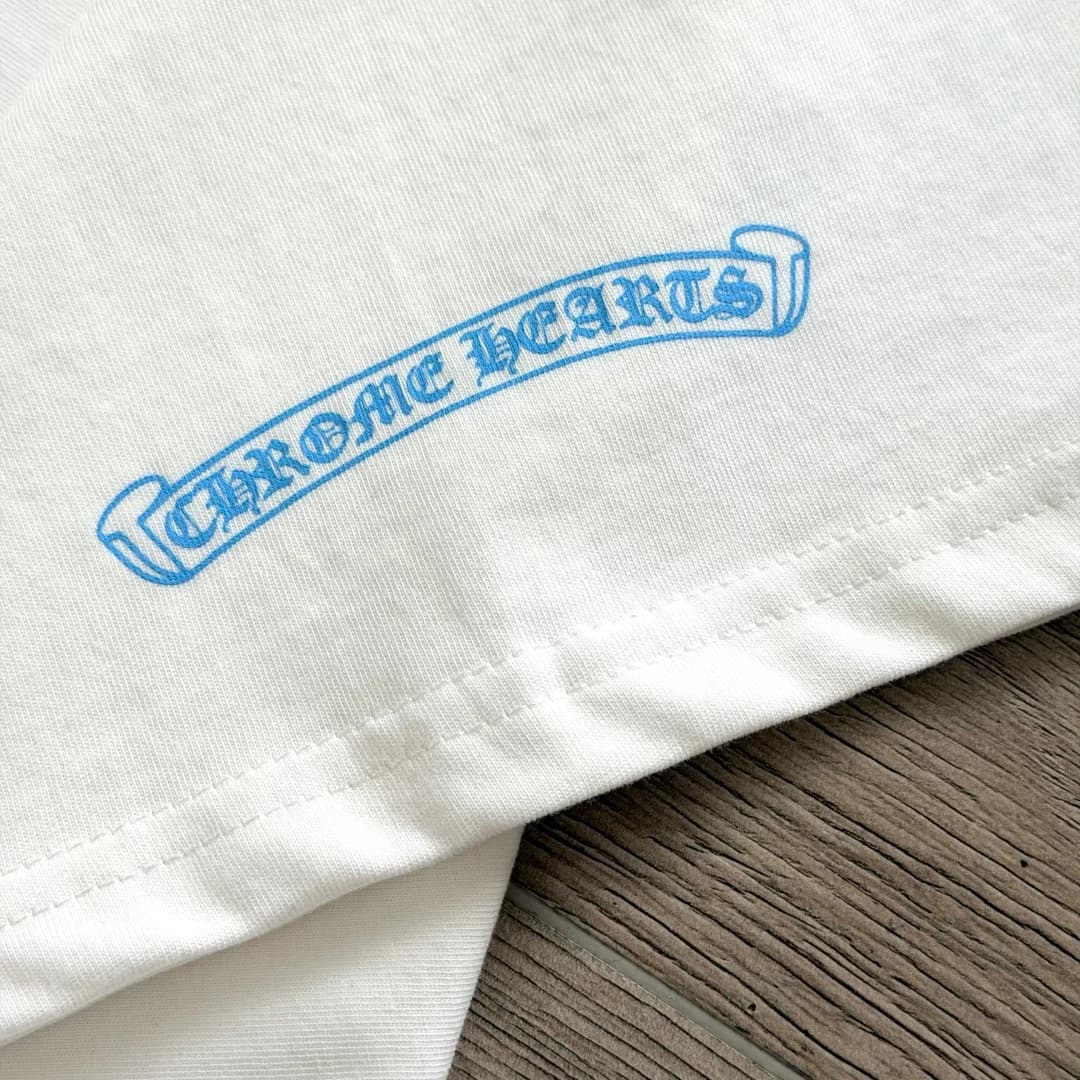 Принт с логотипом Chrome Hearts у нижнего края футболки