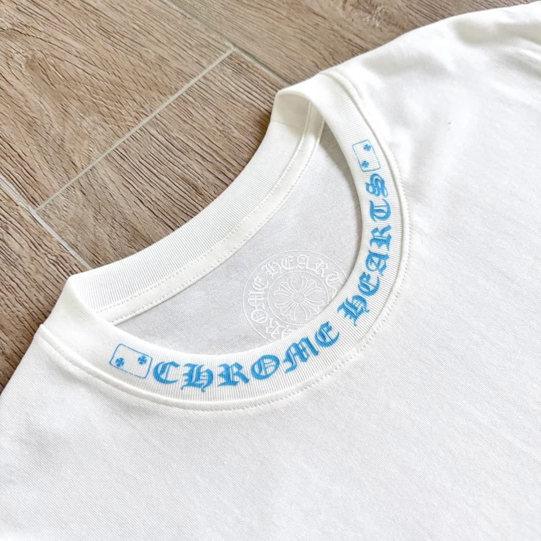 Крупный план воротника с готическим принтом Chrome Hearts