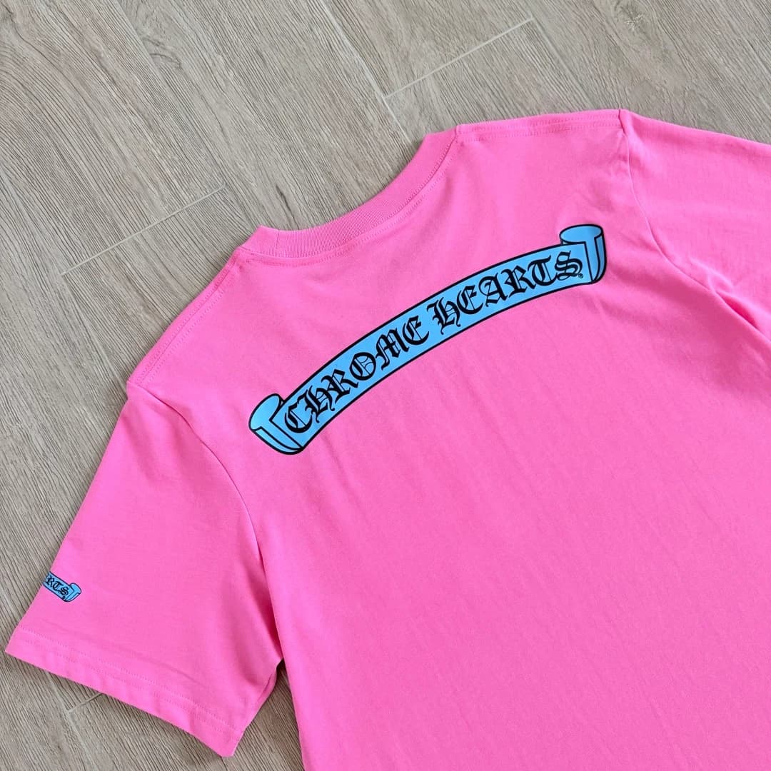 Вид сзади розовой футболки Chrome Hearts с принтом на спине