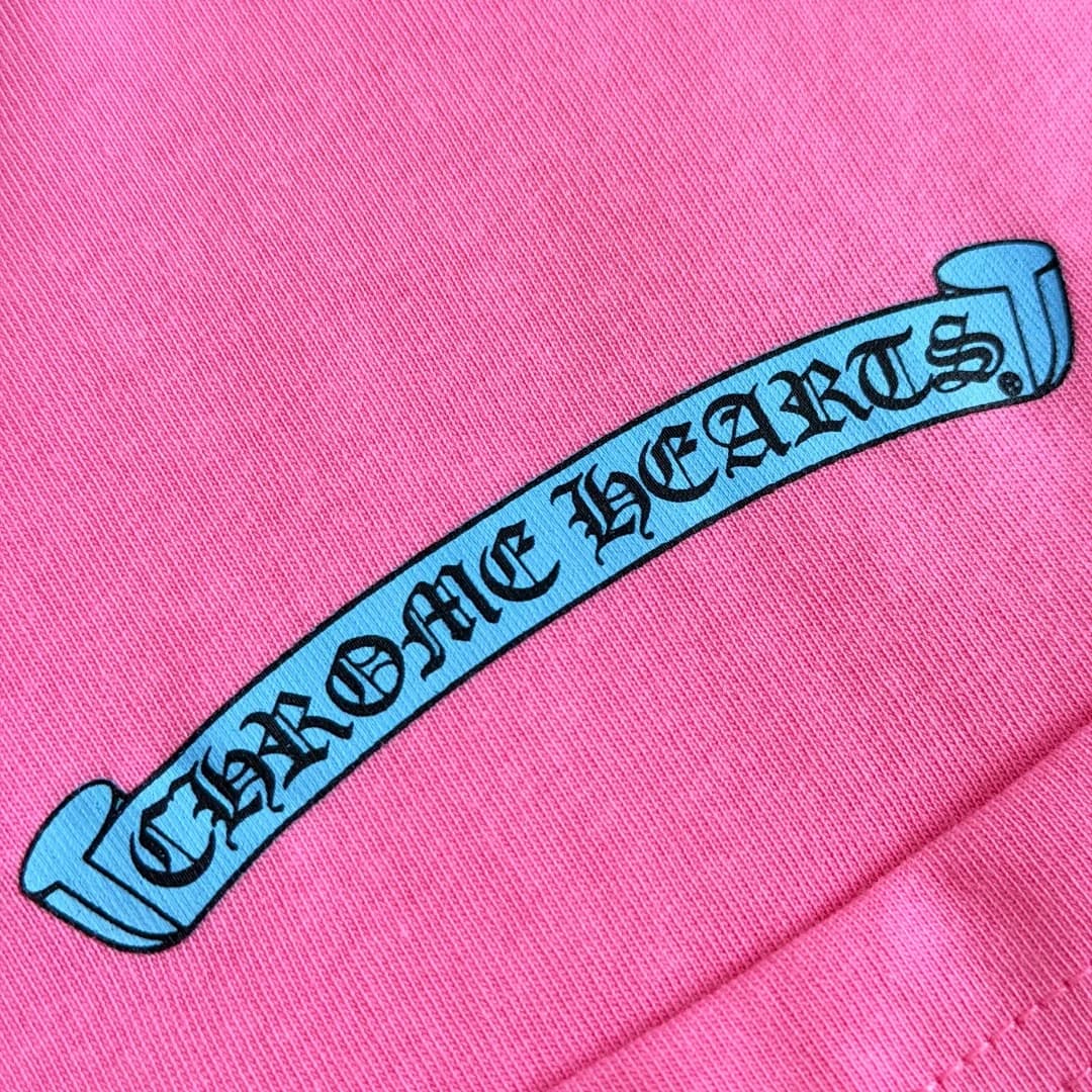 Голубой принт-логотип Chrome Hearts на спине розовой футболки