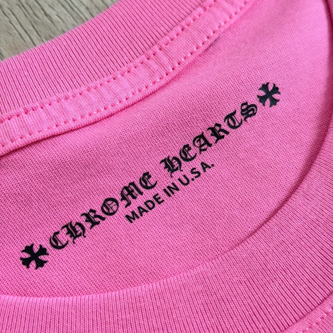 Внутренний принт с логотипом Chrome Hearts на горловине розовой футболки