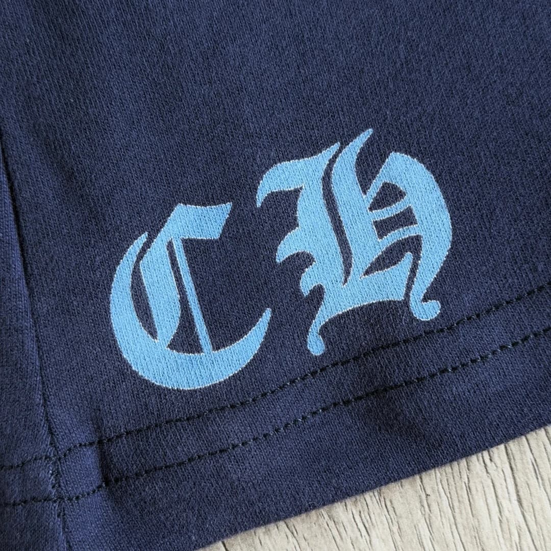 Принт с буквами CH на нижнем крае футболки Chrome Hearts