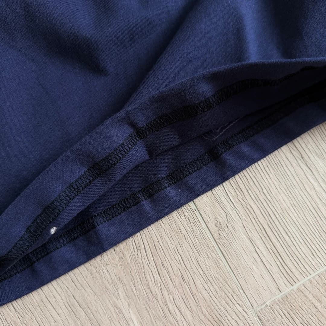 Двойная строчка на нижнем крае футболки Chrome Hearts